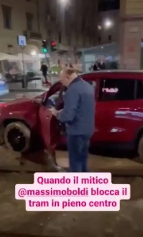 massimo boldi bloccato in auto sulle rotaie del tram a milano   5