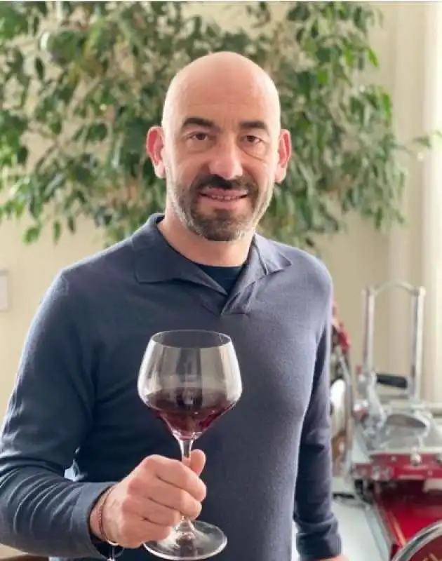 matteo bassetti con un bicchiere di vino