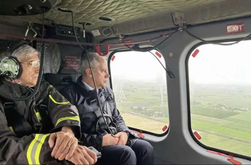 MATTEO PIANTEDOSI IN ELICOTTERO SORVOLA L EMILIA ROMAGNA DOPO L ALLUVIONE