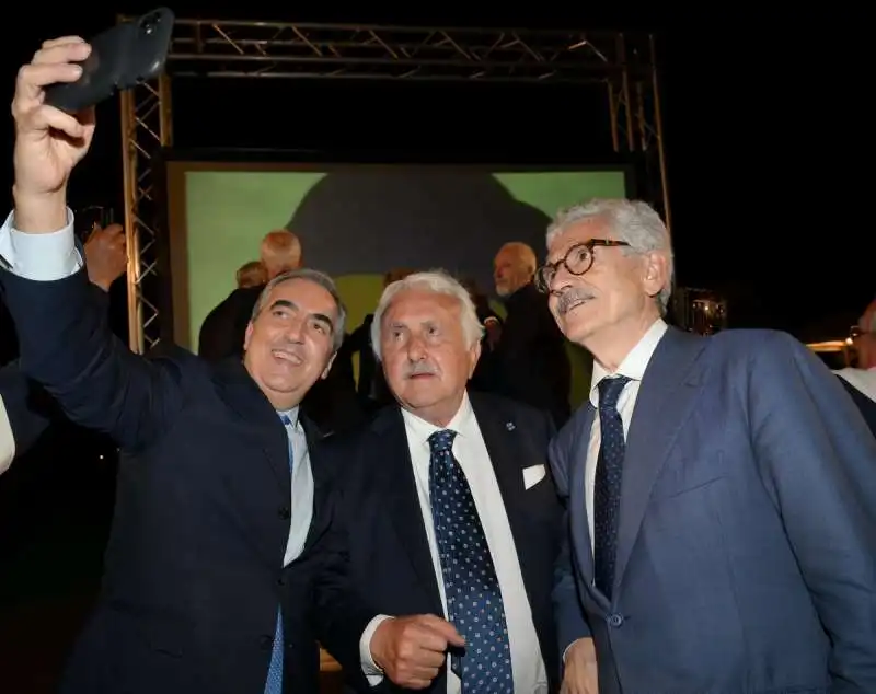 maurizio gasparri fa un selfie con ettore viola e massimo d alema  foto di bacco