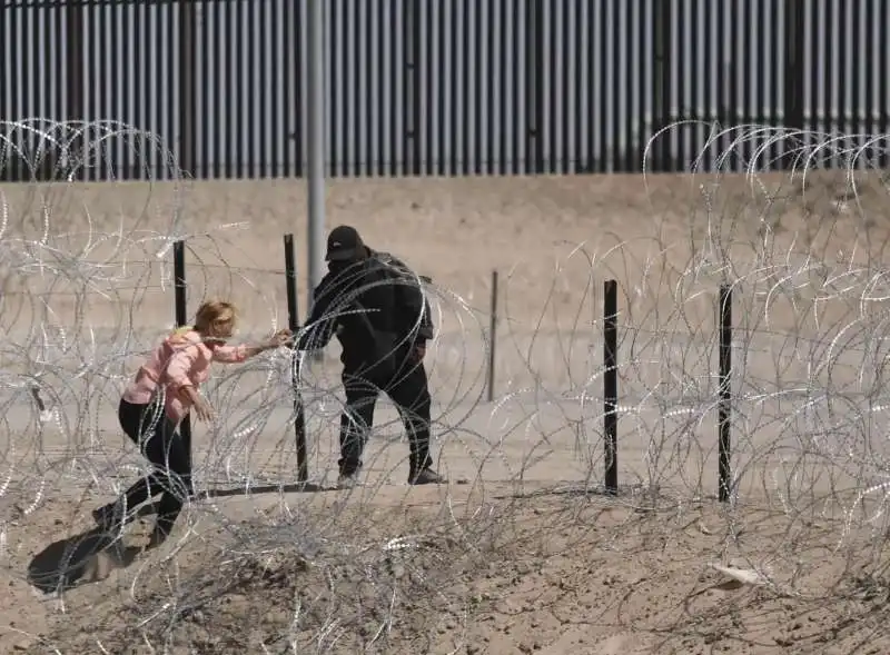 migranti messicani provano a entrare negli stati uniti 15