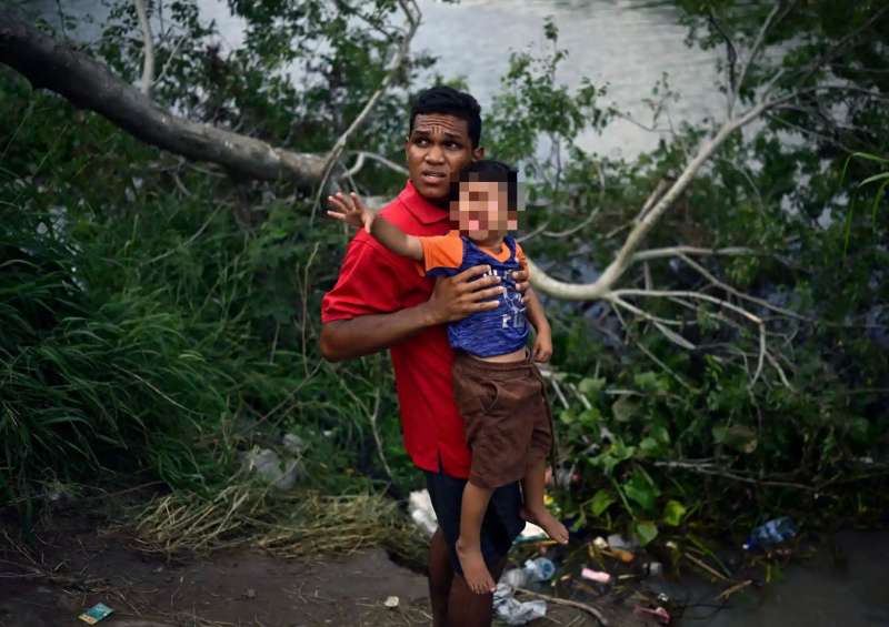 migranti messicani provano a entrare negli stati uniti 3