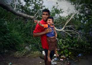 migranti messicani provano a entrare negli stati uniti 3