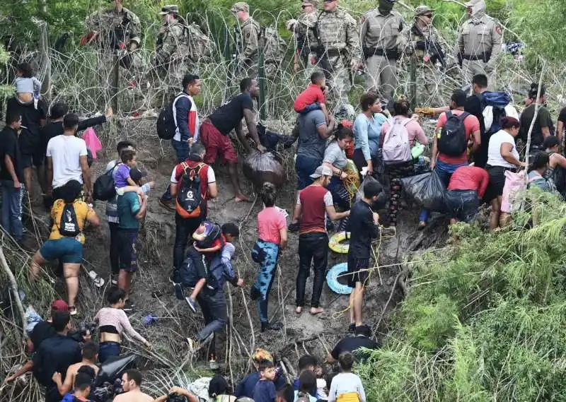 migranti messicani provano a entrare negli stati uniti 8