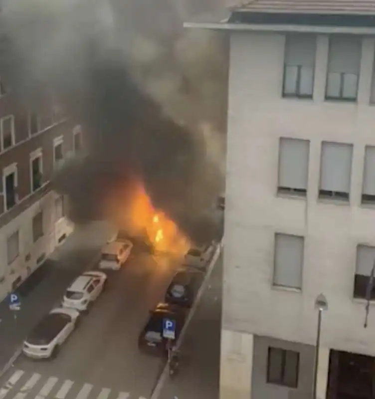 milano   esplosione di un furgone in via pier lombardo   1