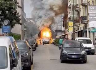 milano esplosione di un furgone in via pier lombardo 4