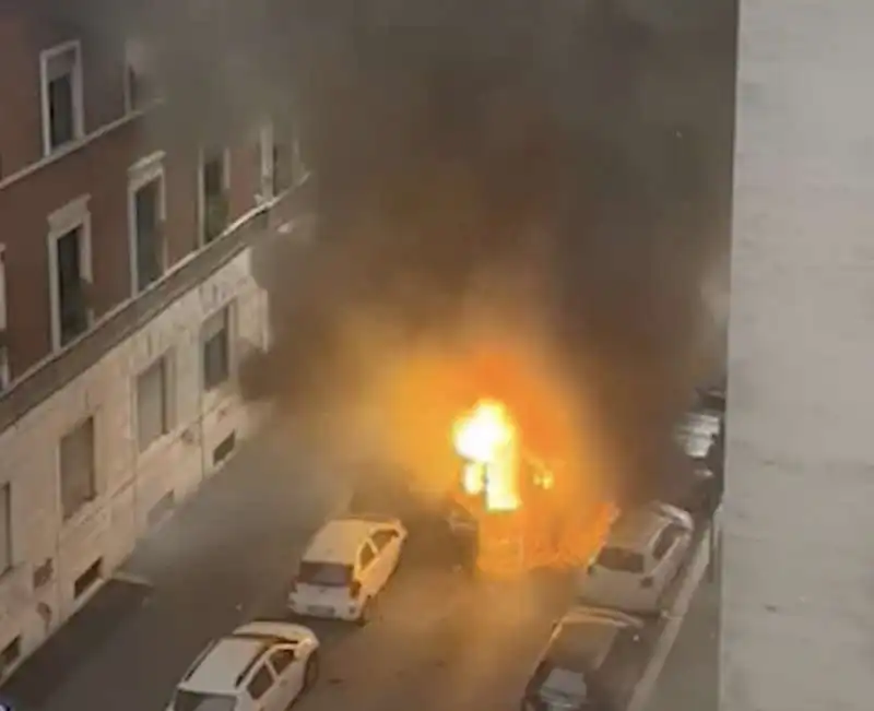 milano   esplosione di un furgone in via pier lombardo   5