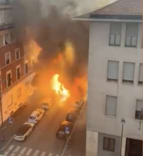 milano esplosione di un furgone in via pier lombardo 6