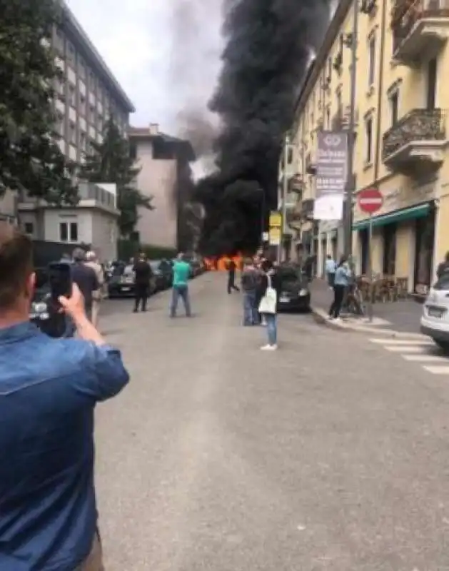 milano   esplosione in via pier lombardo   1