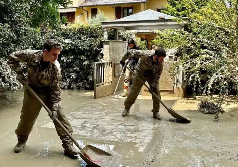 MILITARI SPALANO FANGO DOPO L'ALLUVIONE IN EMILIA ROMAGNA 