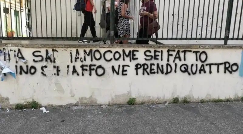 MURALE INTIMIDATORIO AL LICEO AUGUSTO DI ROMA