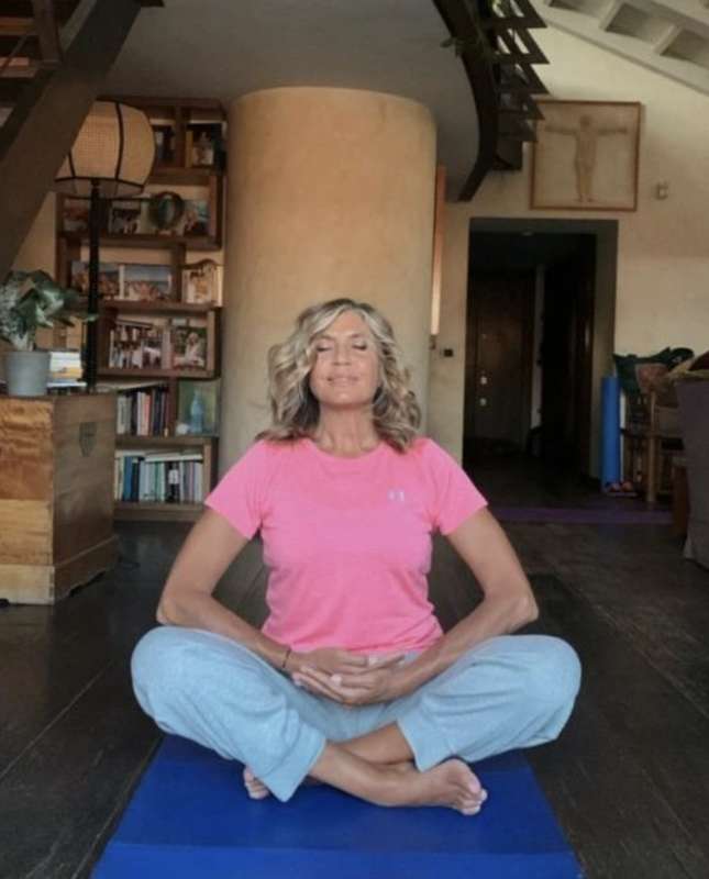 myrta merlino fa yoga a casa sua