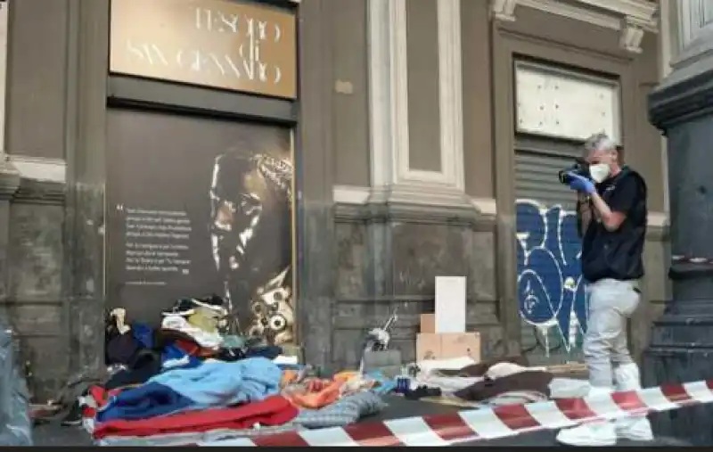 napoli clochard aggredisce vigile urbano