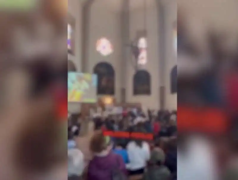 NAPOLI - IN CHIESA SI FESTEGGIA LO SCUDETTO DEL NAPOLI CANTANDO L INNO UN GIORNO ALL IMPROVVISO