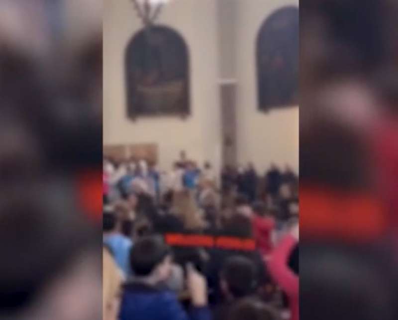 NAPOLI - IN CHIESA SI FESTEGGIA LO SCUDETTO DEL NAPOLI CANTANDO L INNO UN GIORNO ALL IMPROVVISO