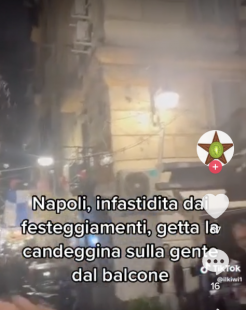 NAPOLI SIGNORA GETTA ACQUA E CANDEGGINA CONTRO TIFOSI CHE URLANO SOTTO CASA SUA