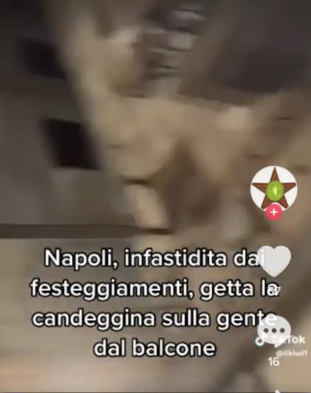 NAPOLI SIGNORA GETTA ACQUA E CANDEGGINA CONTRO TIFOSI CHE URLANO SOTTO CASA SUA