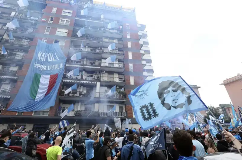 napoli tifosi festeggiano gia lo scudetto 1