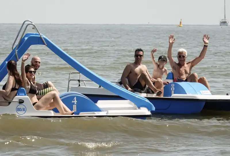 nel mare di riccione finisce il fango delle zone alluvionate 3