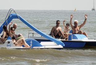 nel mare di riccione finisce il fango delle zone alluvionate 3