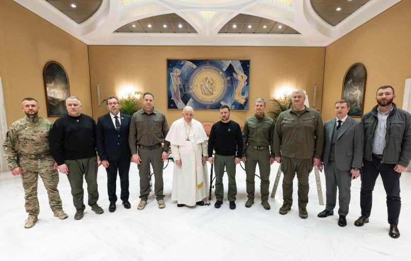 papa francesco con volodymyr zelensky e la delegazione ucraina in vaticano