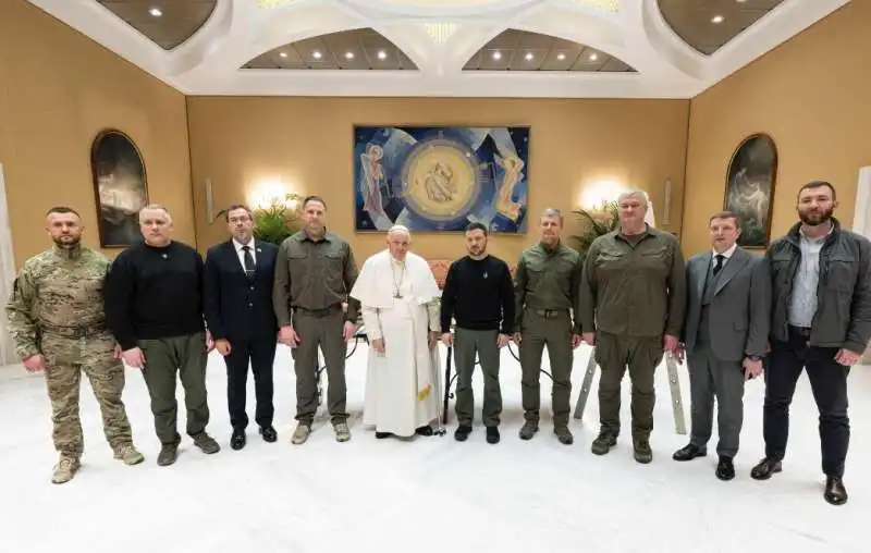 papa francesco con volodymyr zelensky e la delegazione ucraina in vaticano 