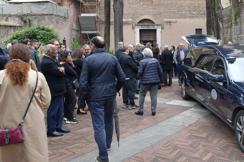 partecipanti al funerale di luciano sovena foto di bacco (1)