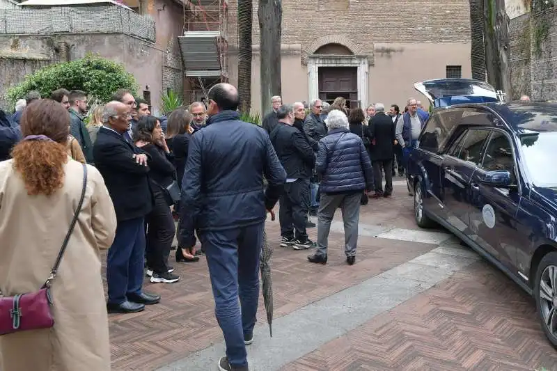 partecipanti al funerale di luciano sovena  foto di bacco (1)