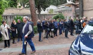 partecipanti al funerale di luciano sovena foto di bacco (3)