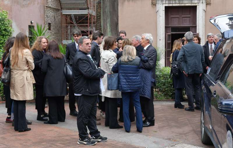 partecipanti al funerale di luciano sovena foto di bacco (4)