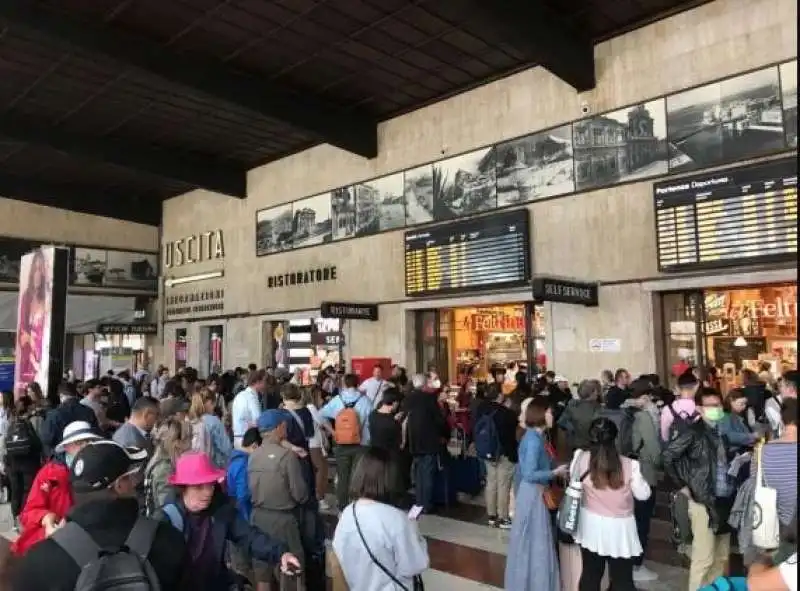 passeggeri in attesa alla stazione di santa maria novella