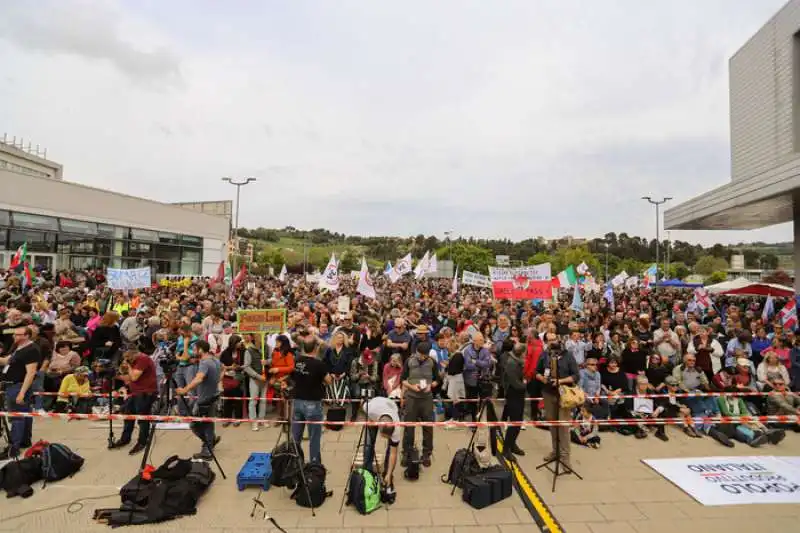 PESARO - MANIFESTAZIONE CONTRO LA REALIZZAZIONE DI BIOLABORATORIO