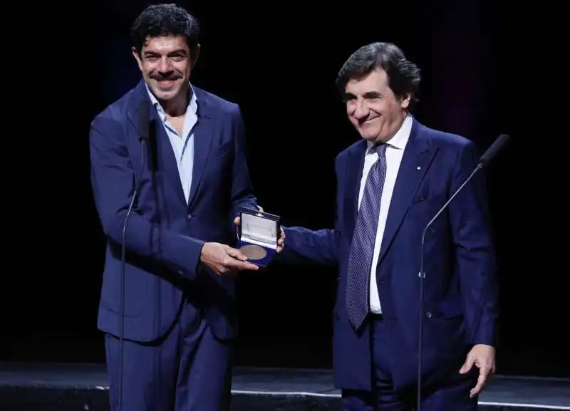 pierfrancesco favino e urbano cairo al premio guido carli 2023 