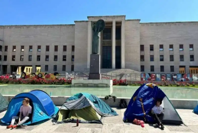 PROTESTA DEGLI STUDENTI CON LE TENDE ALLA SAPIENZA CONTRO IL CARO AFFITTI