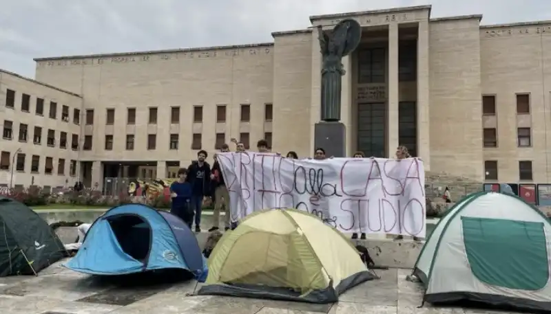 PROTESTA DEGLI STUDENTI CON LE TENDE ALLA SAPIENZA CONTRO IL CARO AFFITTI