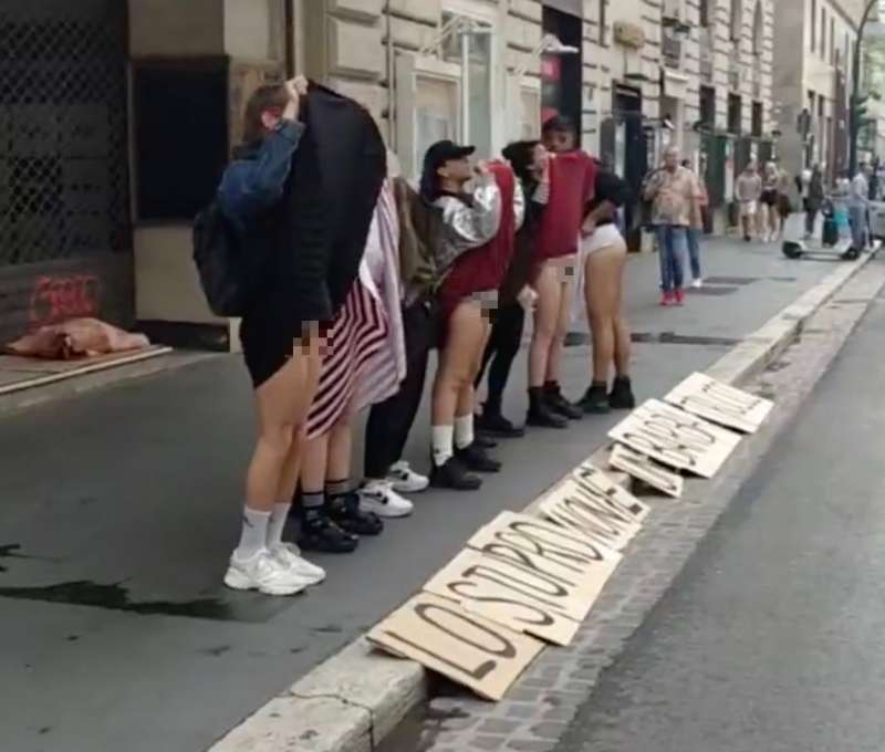 protesta del collettivo campo innocente contro luca barbareschi al teatro eliseo di roma 3