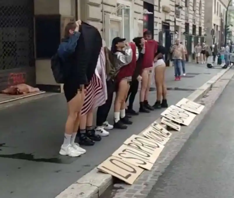 protesta del collettivo campo innocente contro luca barbareschi al teatro eliseo di roma   3