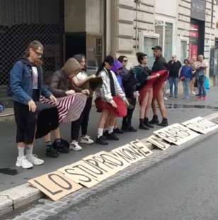 protesta del collettivo campo innocente contro luca barbareschi al teatro eliseo di roma 2