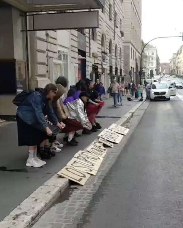 protesta del collettivo campo innocente contro luca barbareschi al teatro eliseo di roma 6