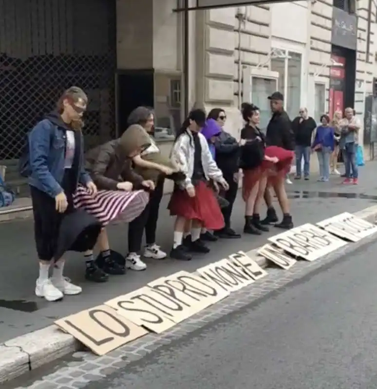 protesta del collettivo campo innocente contro luca barbareschi al teatro eliseo di roma   5