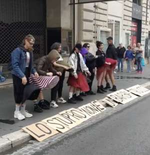 protesta del collettivo campo innocente contro luca barbareschi al teatro eliseo di roma 5