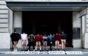 protesta del collettivo campo innocente contro luca barbareschi al teatro eliseo di roma 4