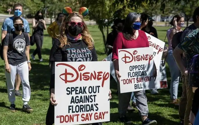 proteste contro la legge di ron desantis in florida 