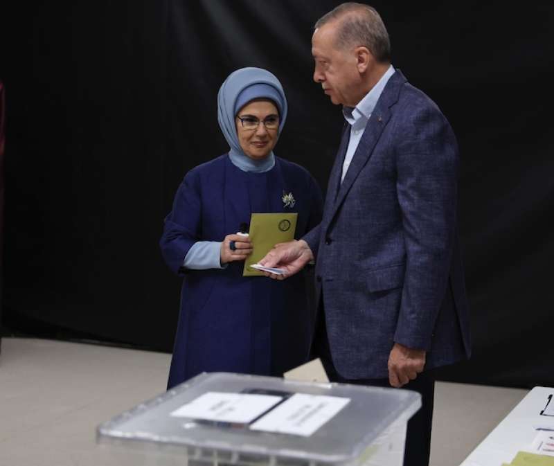 recep tayyip erdogan con la moglie emine al seggio elettorale