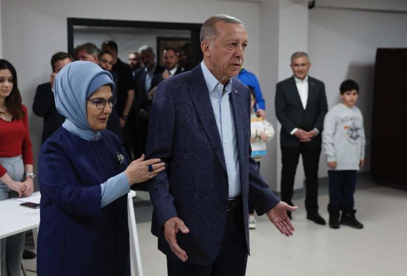 recep tayyip erdogan con la moglie emine al seggio elettorale