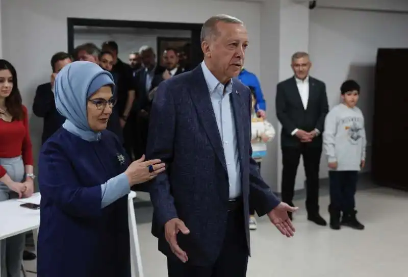 recep tayyip erdogan con la moglie emine al seggio elettorale  