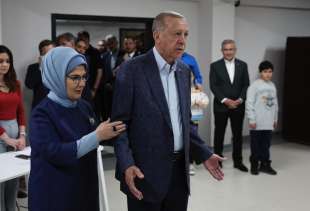 recep tayyip erdogan con la moglie emine al seggio elettorale