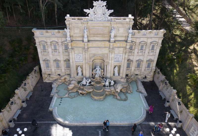 riproduzione della fontana di trevi in brasile 1