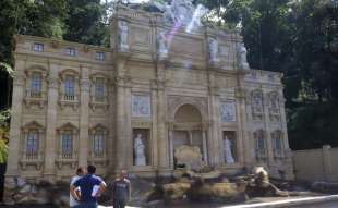 riproduzione della fontana di trevi in brasile 2