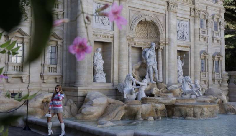 riproduzione della fontana di trevi in brasile 4